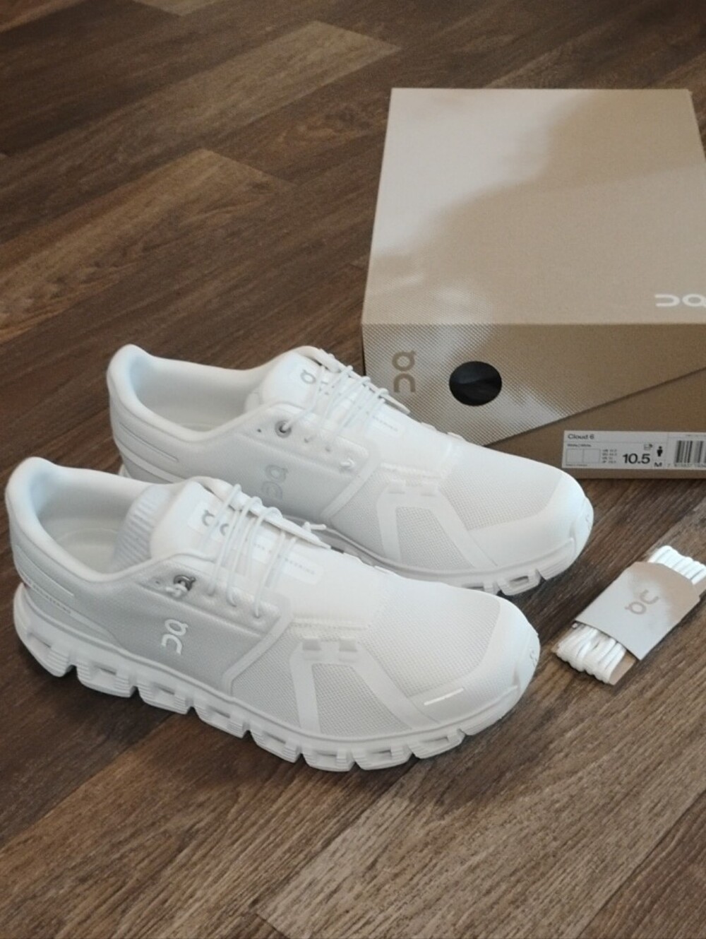 New In Box Men's 10.5 On Cloud 6 White/White Running Shoes W/Extra Shoelaces